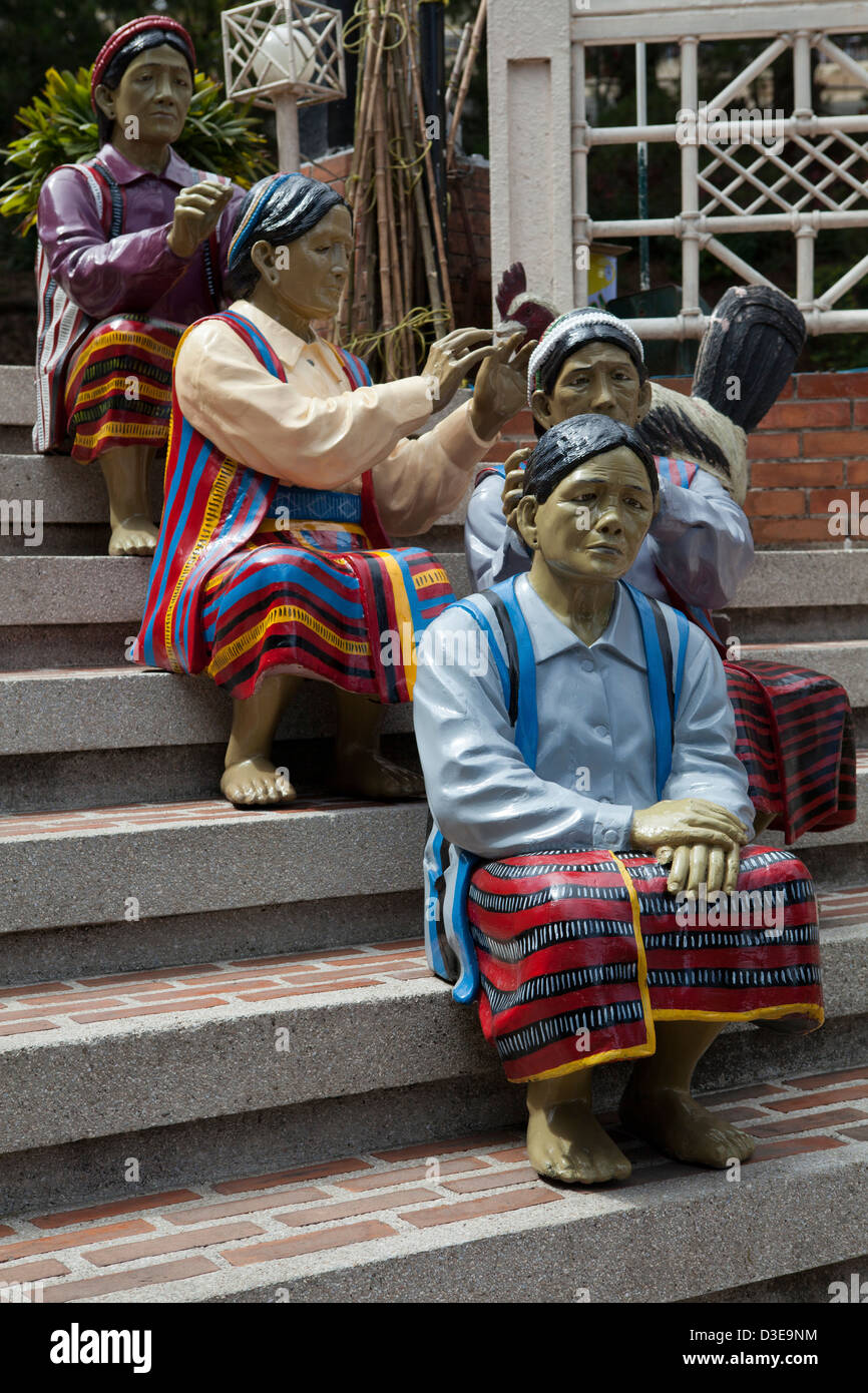 Baguio es Igorot Treppen - Statuen und Holz-Skulpturen zeigen das Leben des Stammes Igorot, die Ureinwohner von Baguio. Stockfoto