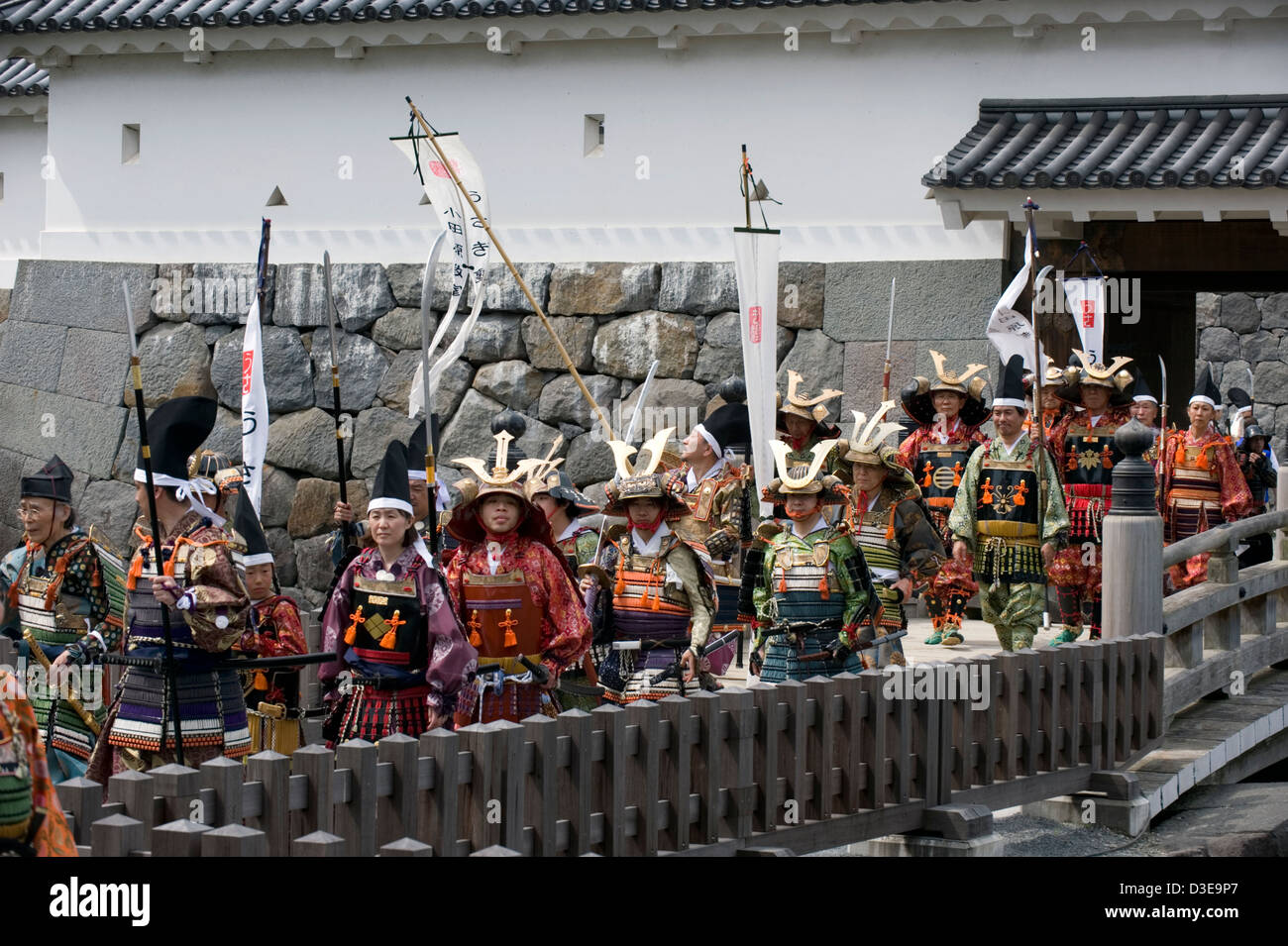 Samurai-Krieger tragen traditionelle Rüstung Kreuzung Graben Brücke am Akaganemon Tor in Odawara Hojo Godai Matsuri Festival. Stockfoto