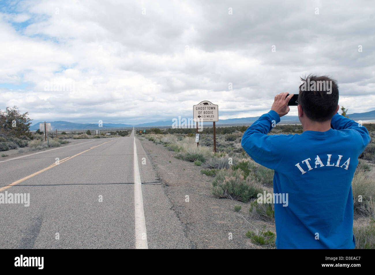 Männliche Touristen mit blauen Talia durch ein Fernglas auf der Straße nach Bodie State Historic Park in Kalifornien sieht T-shirt auf Stockfoto
