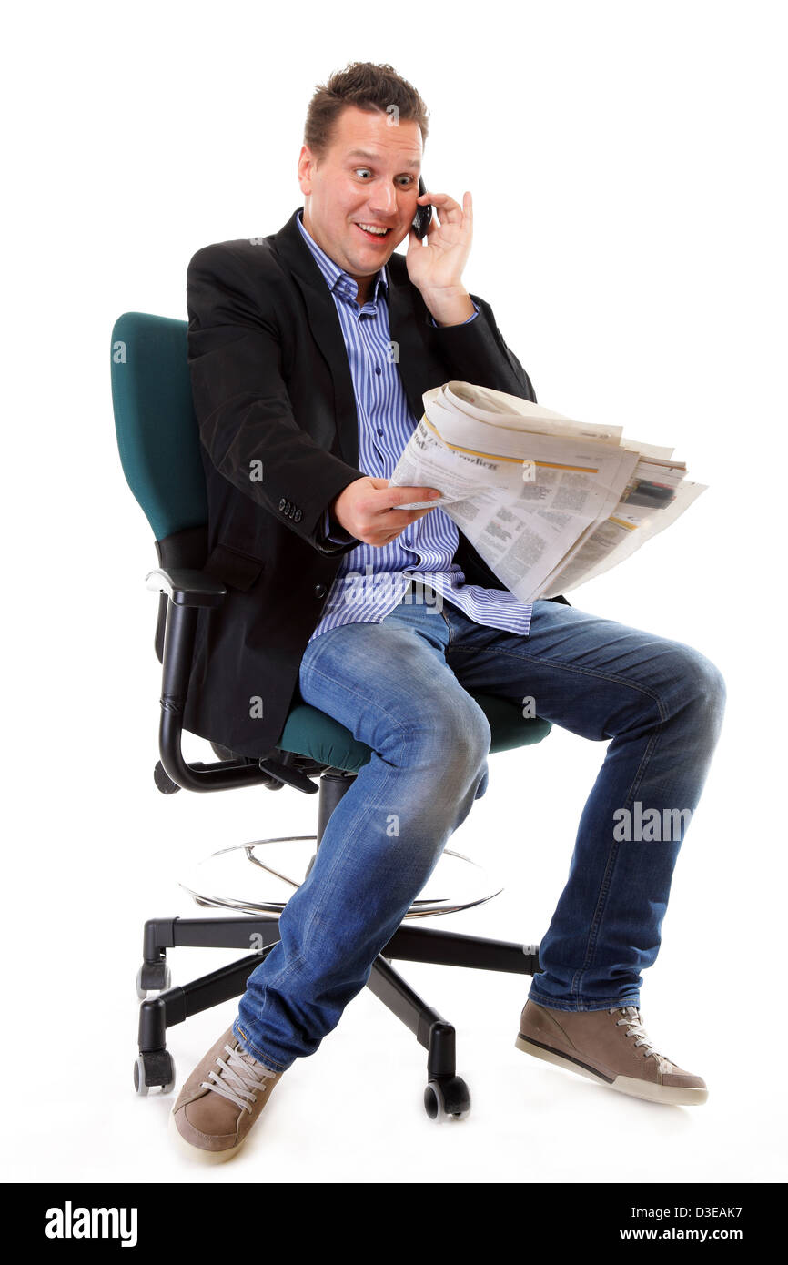 Ein Mann schaut überrascht, schockiert beim Lesen eines Zeitung spricht man Handy weißen Hintergrunds Stockfoto