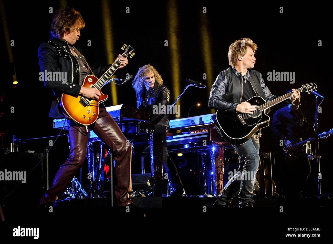17. Februar 2013 - Toronto, Ontario, Kanada - Keyboarder David BRYAN, Gitarrist RICHIE SAMBORA führen und Leadsänger JON BON JOVI der amerikanischen Rock-Band "Bon Jovi" auf der Bühne im Air Canada Centre in Toronto während "Da können wir 2013 Tour" (Credit-Bild: © Igor Vidyashev/ZUMAPRESS.com) Stockfoto