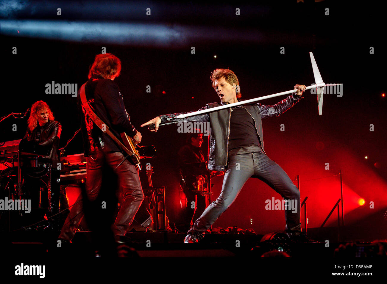 17. Februar 2013 - Toronto, Ontario, Kanada - Keyboarder David BRYAN, Gitarrist RICHIE SAMBORA führen und Leadsänger JON BON JOVI der amerikanischen Rock-Band "Bon Jovi" auf der Bühne im Air Canada Centre in Toronto während "Da können wir 2013 Tour" (Credit-Bild: © Igor Vidyashev/ZUMAPRESS.com) Stockfoto