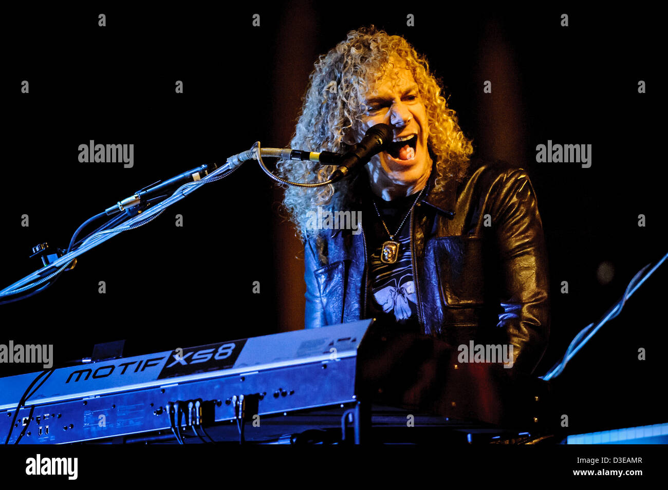 17. Februar 2013 - Toronto, Ontario, Kanada - Keyboarder David BRYAN von US-amerikanische rock-Band "Bon Jovi" auf der Bühne im Air Canada Centre in Toronto während "Da können wir 2013 Tour" (Credit-Bild: © Igor Vidyashev/ZUMAPRESS.com) Stockfoto