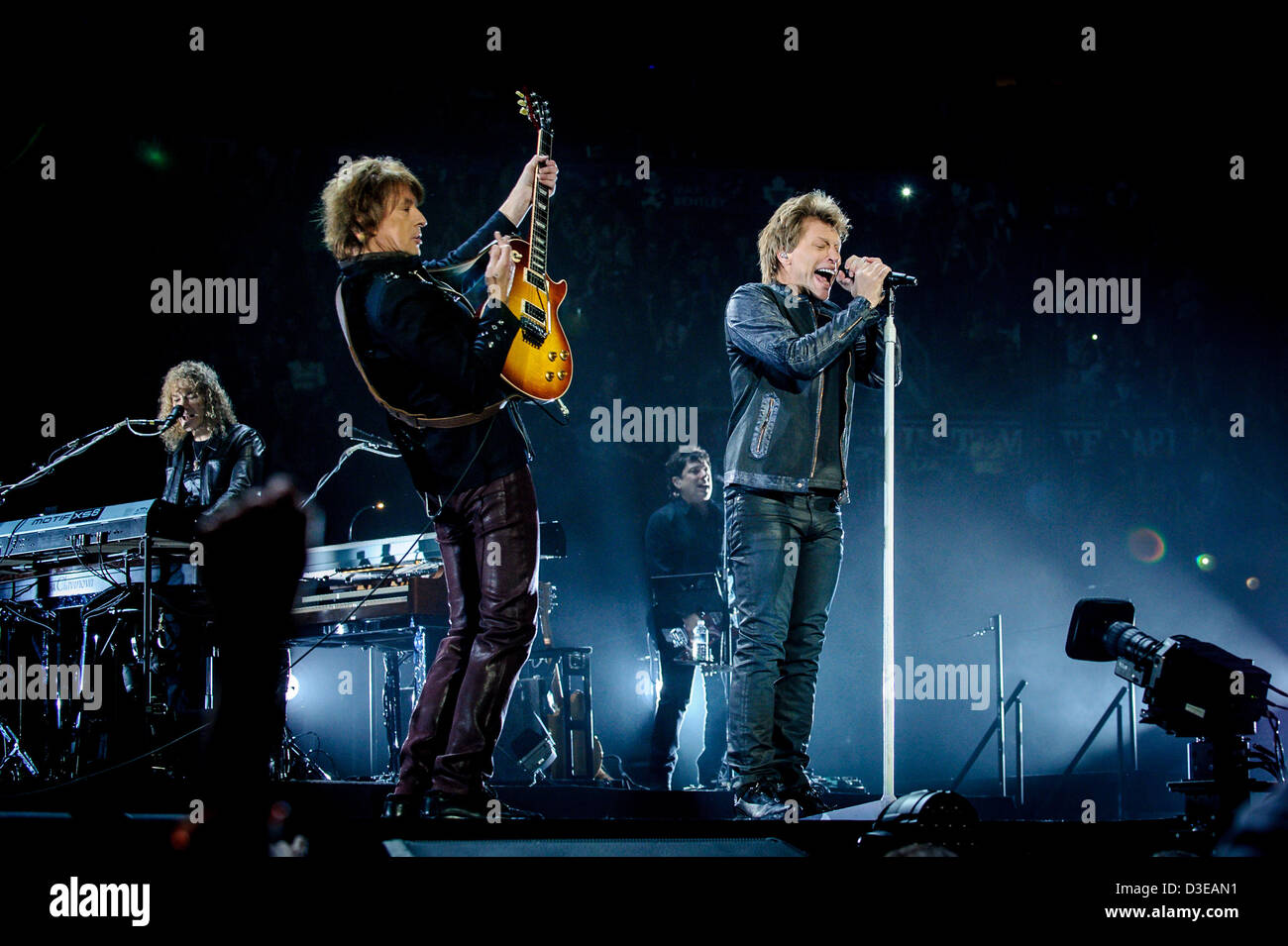 17. Februar 2013 - Toronto, Ontario, Kanada - Keyboarder David BRYAN, Gitarrist RICHIE SAMBORA führen und Leadsänger JON BON JOVI der amerikanischen Rock-Band "Bon Jovi" auf der Bühne im Air Canada Centre in Toronto während "Da können wir 2013 Tour" (Credit-Bild: © Igor Vidyashev/ZUMAPRESS.com) Stockfoto