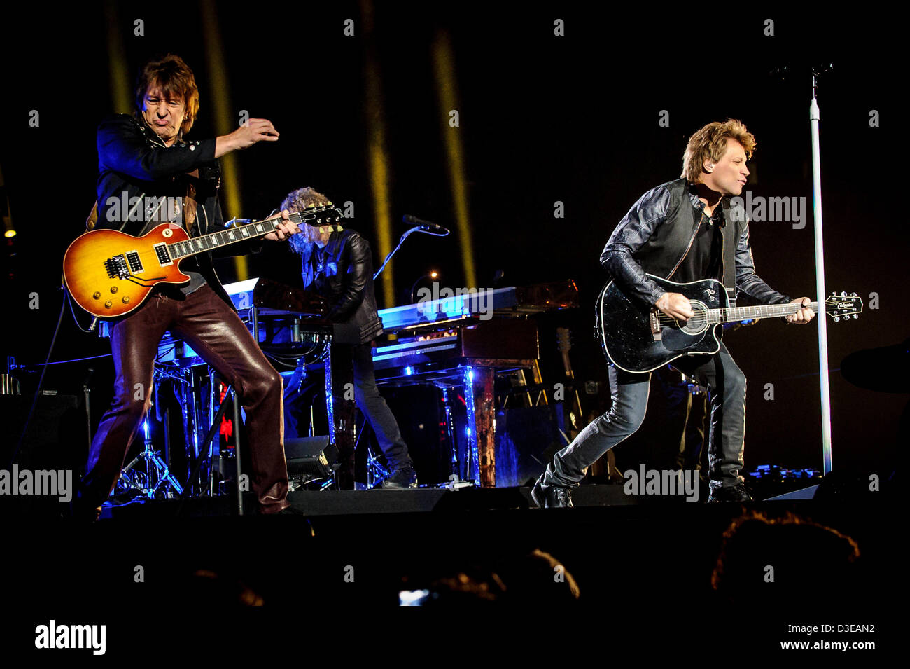 17. Februar 2013 - Toronto, Ontario, Kanada - Keyboarder David BRYAN, Gitarrist RICHIE SAMBORA führen und Leadsänger JON BON JOVI der amerikanischen Rock-Band "Bon Jovi" auf der Bühne im Air Canada Centre in Toronto während "Da können wir 2013 Tour" (Credit-Bild: © Igor Vidyashev/ZUMAPRESS.com) Stockfoto