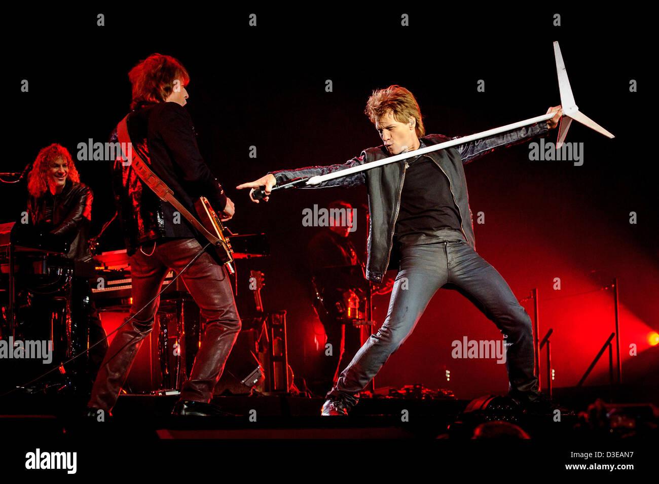 17. Februar 2013 - Toronto, Ontario, Kanada - Keyboarder David BRYAN, Gitarrist RICHIE SAMBORA führen und Leadsänger JON BON JOVI der amerikanischen Rock-Band "Bon Jovi" auf der Bühne im Air Canada Centre in Toronto während "Da können wir 2013 Tour" (Credit-Bild: © Igor Vidyashev/ZUMAPRESS.com) Stockfoto
