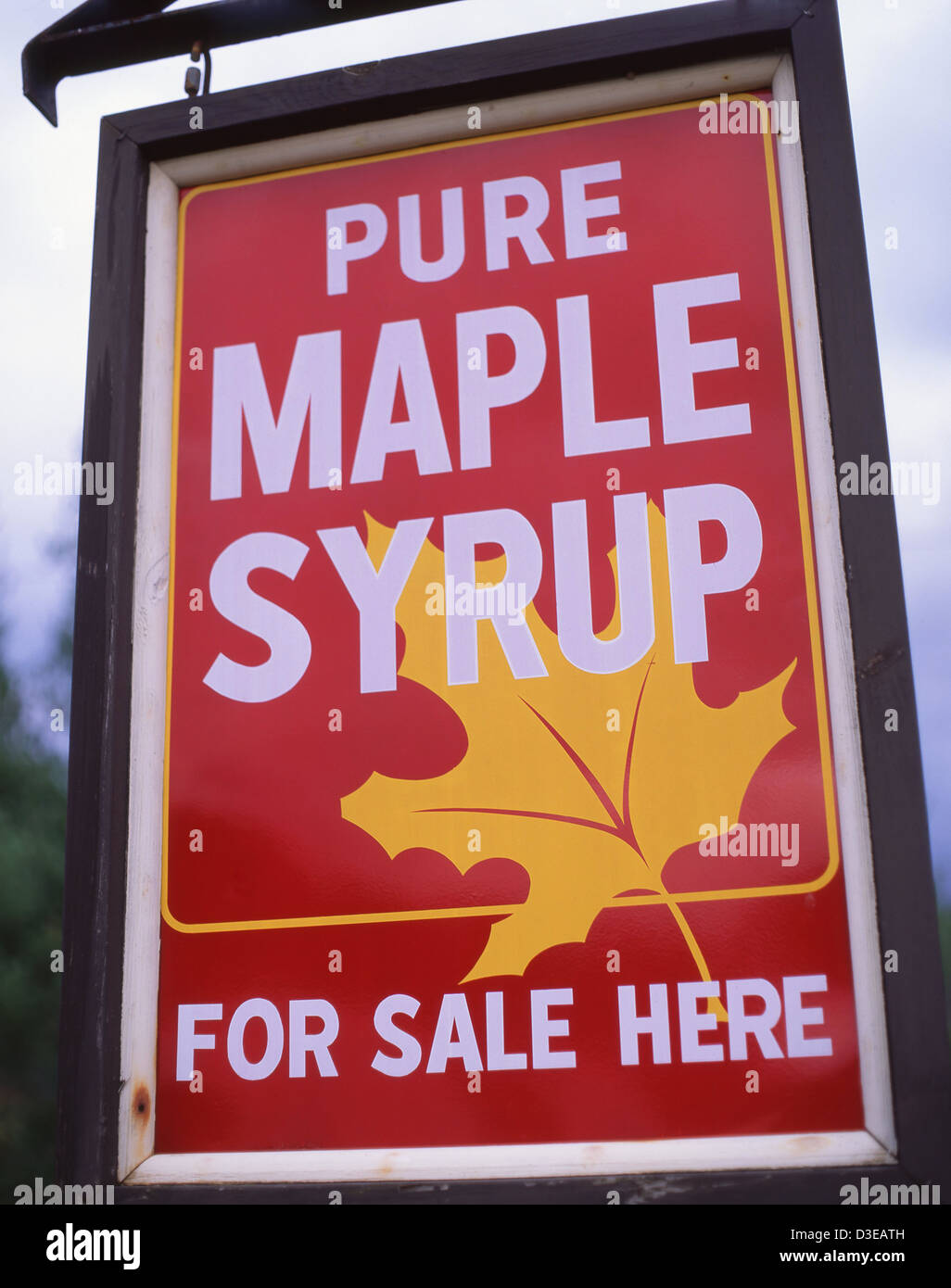 "Ahornsirup zu verkaufen" Schild, in der Nähe von Woodstock, Vermont, Vereinigte Staaten von Amerika Stockfoto