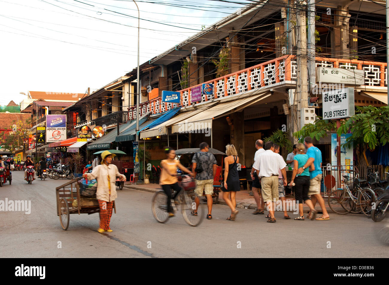 Touristen und Einheimische, die auf der Suche nach Restaurants und Bars in der berühmten Pub Street, Siem Reap, Kambodscha Stockfoto