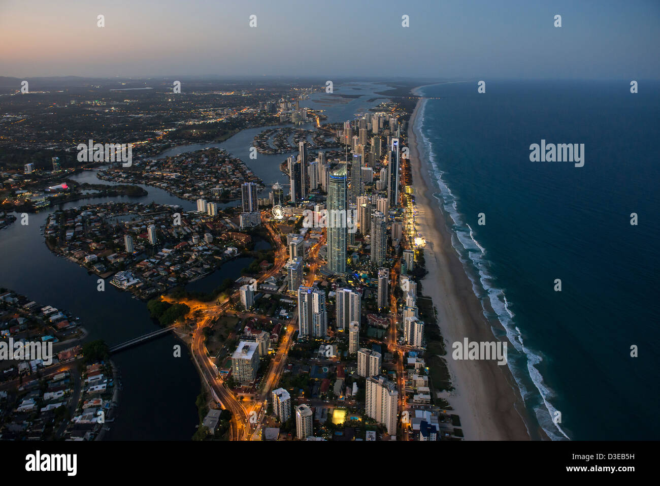 Dämmerung Luftbild von Surfers Paradise Gold Coast, Australien Stockfoto