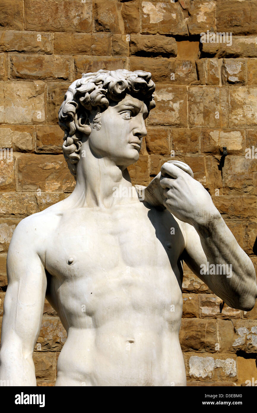 Kopie einer Statue des David von Michelangelo stehend auf der Piazza della Signoria in Florenz Italien Stockfoto