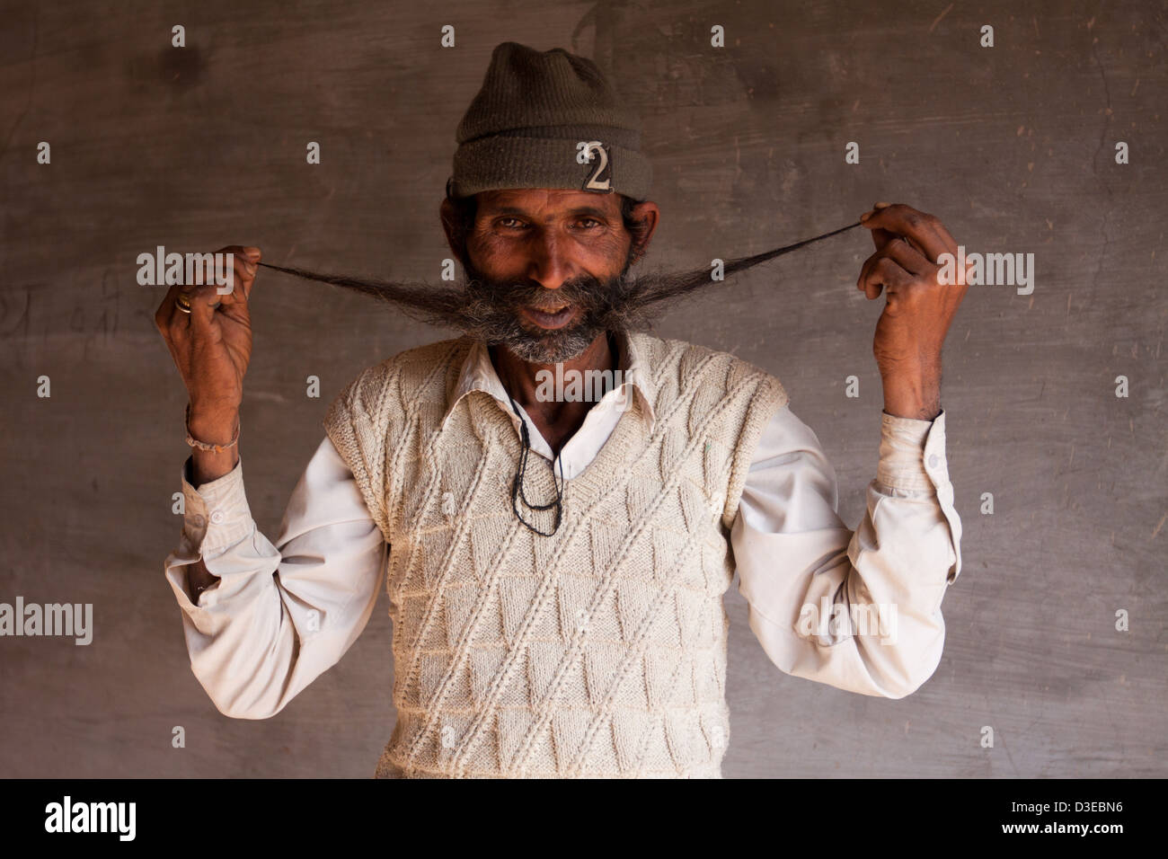 Mann mit langem Schnurrbart in Rajasthan in Indien Stockfoto
