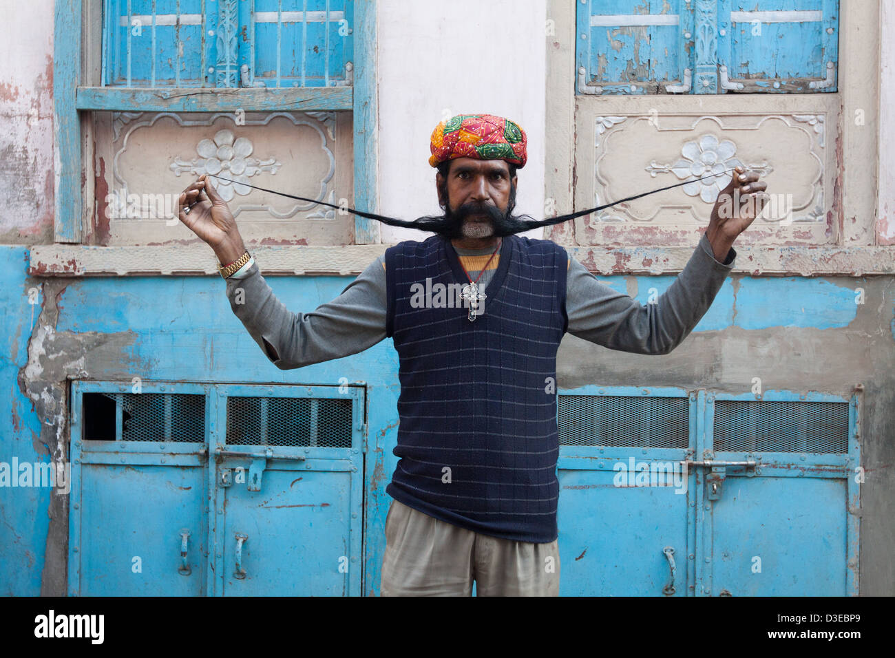 Mann mit langem Schnurrbart in Rajasthan in Indien Stockfoto