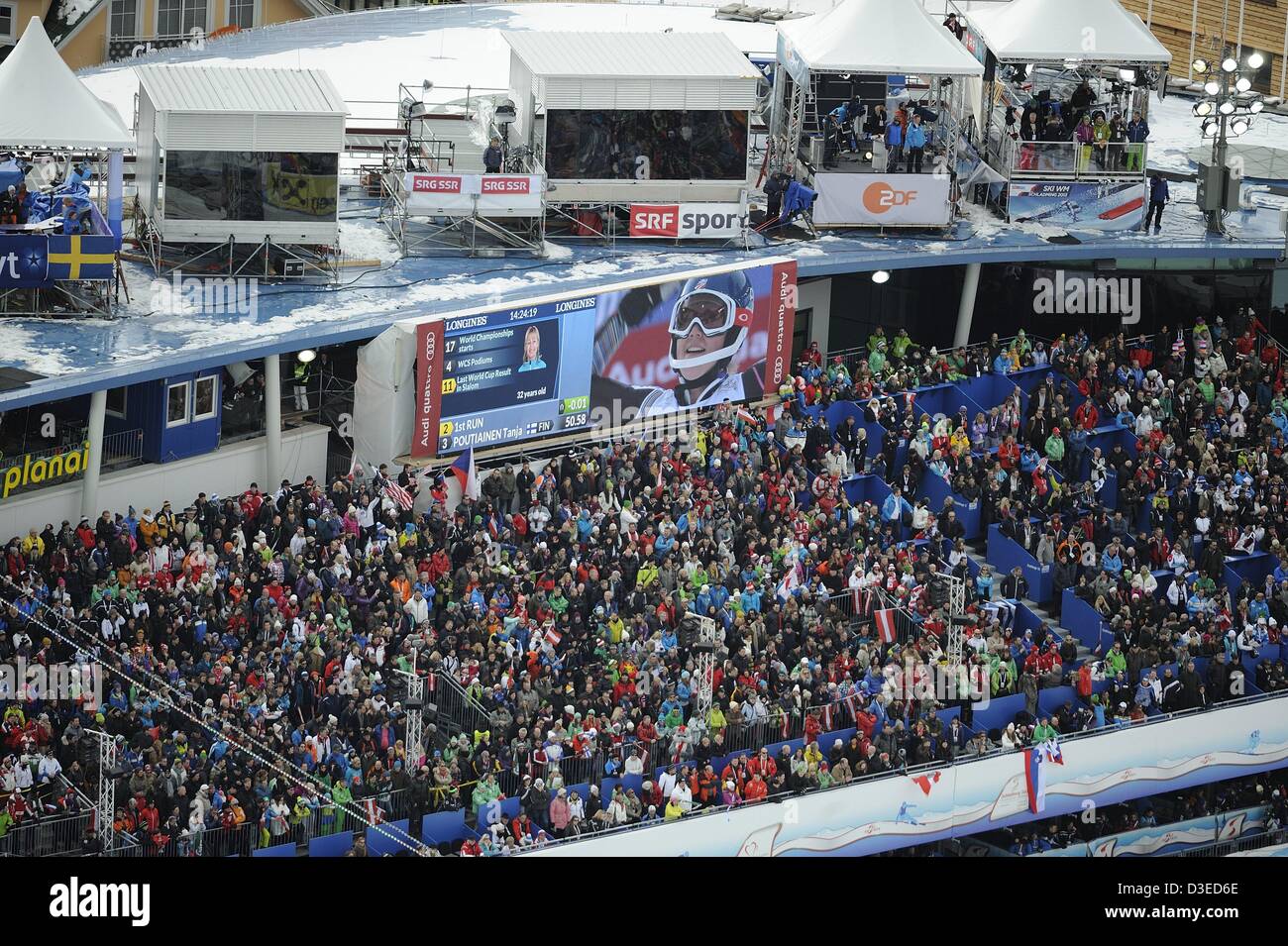 Gesamtansicht, 16. Februar 2013 - Ski Alpin: Fans füllen die Stände als Mikaela Shiffrin der Vereinigten Staaten während der Slalom der Damen am Tag zwölf von der alpinen Skiweltmeisterschaft 2013 in Schladming, Österreich auf einem Bildschirm angezeigt wird. (Foto von Hiroyuki Sato/AFLO) Stockfoto