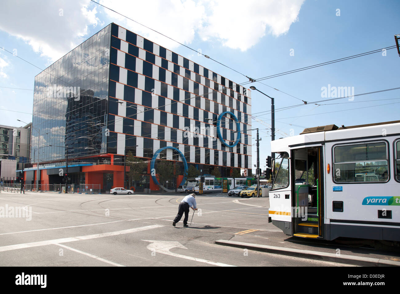 Straßenbahn-Fahrer ändern vor der markanten visuellen Fassade 1010 Street Docklands Melbourne Victoria Australien Stockfoto