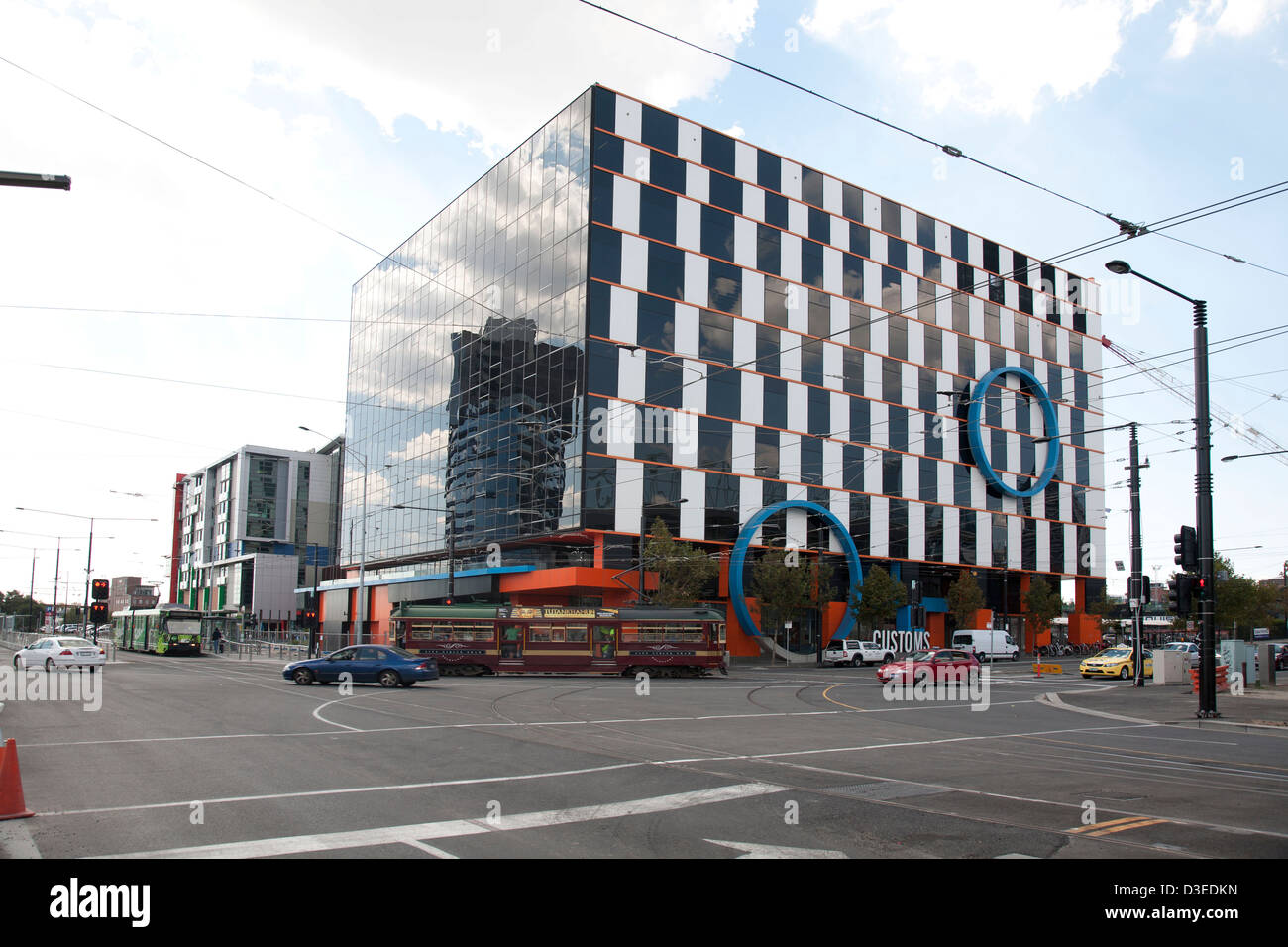 Melbourne City Circle Tram vorbei an der markanten visuellen Fassade des 1010 Street Docklands Melbourne Victoria Australien Stockfoto