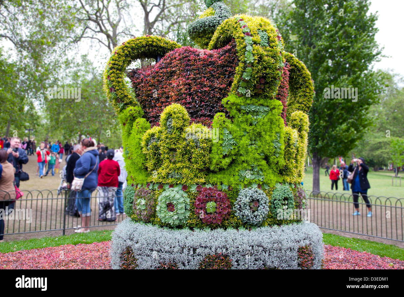 Florale Skulpturen von St. Edward Krone für die Königin Elizabeths Krönung, St. James Park, London, England, Vereinigtes Königreich Stockfoto