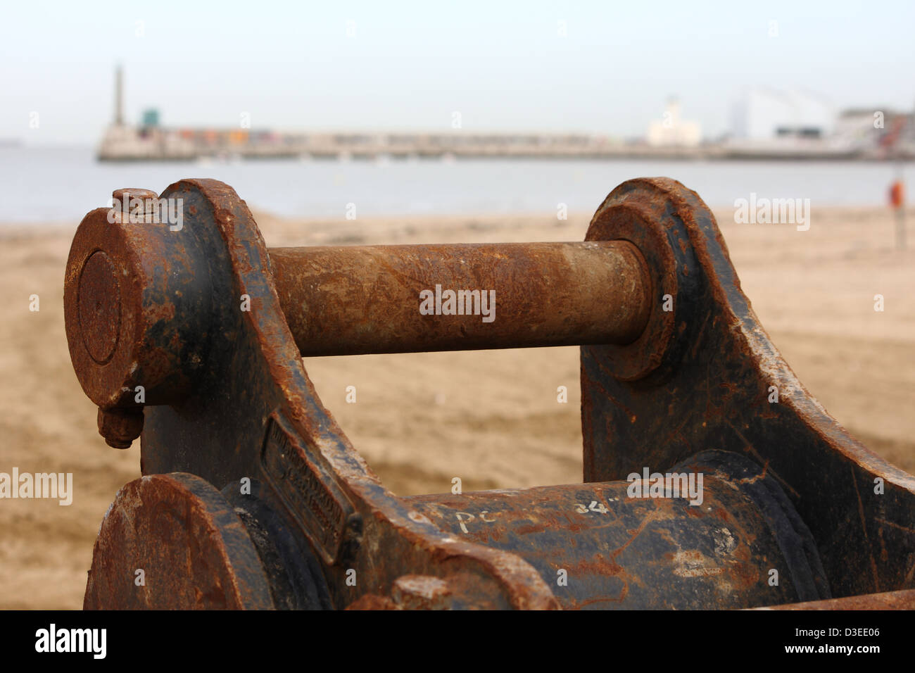 Bagger-Eimer mit Margate Hafen im Hintergrund Stockfoto