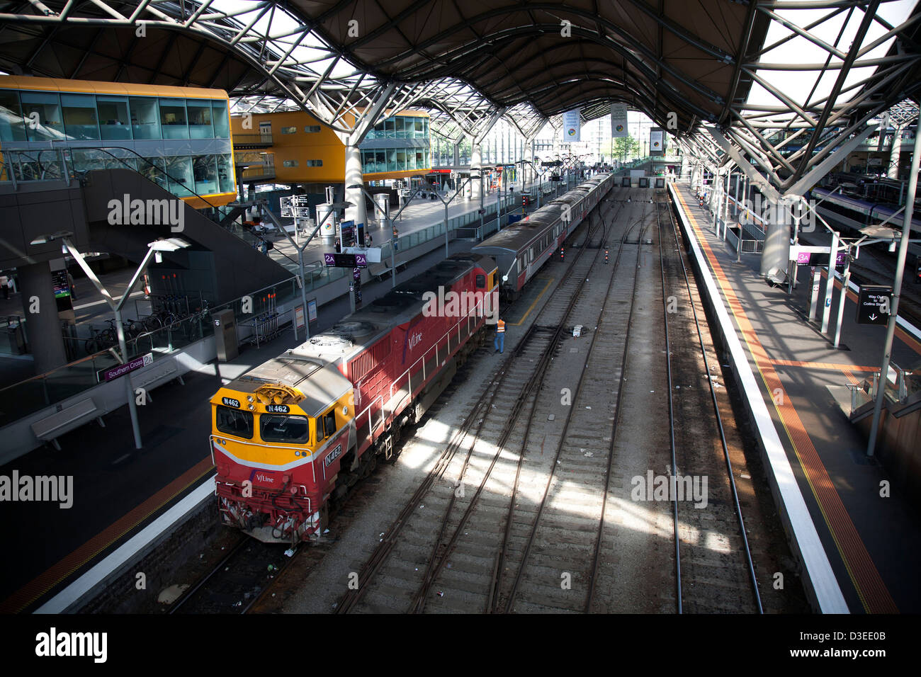 Züge am Bahnhof Southern Cross Station Melbourne Victoria Australien Stockfoto