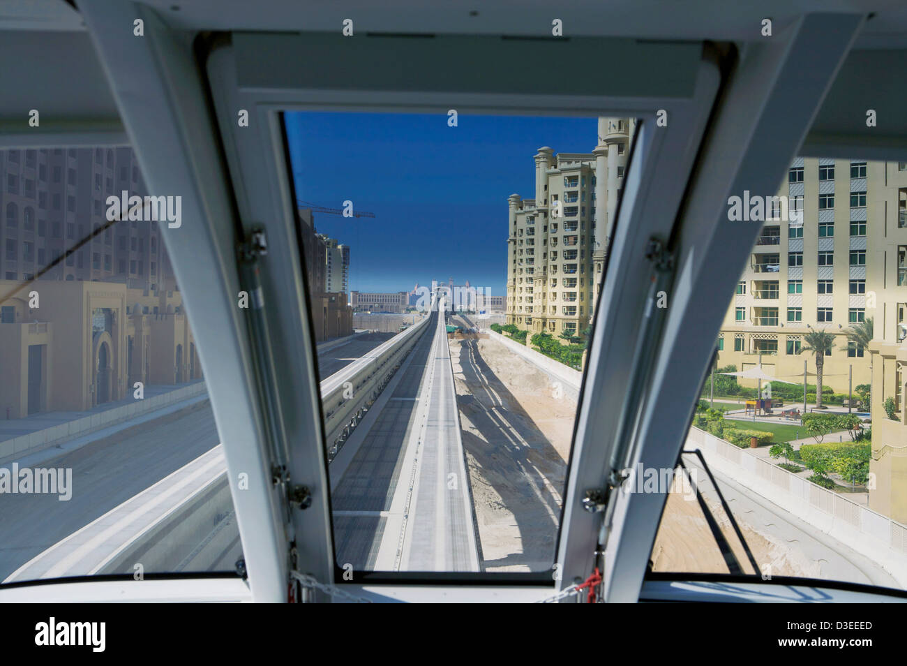 Monorail gesehen vom Bahnhof in Dubai, da es Ansätze der Atlantis Palm