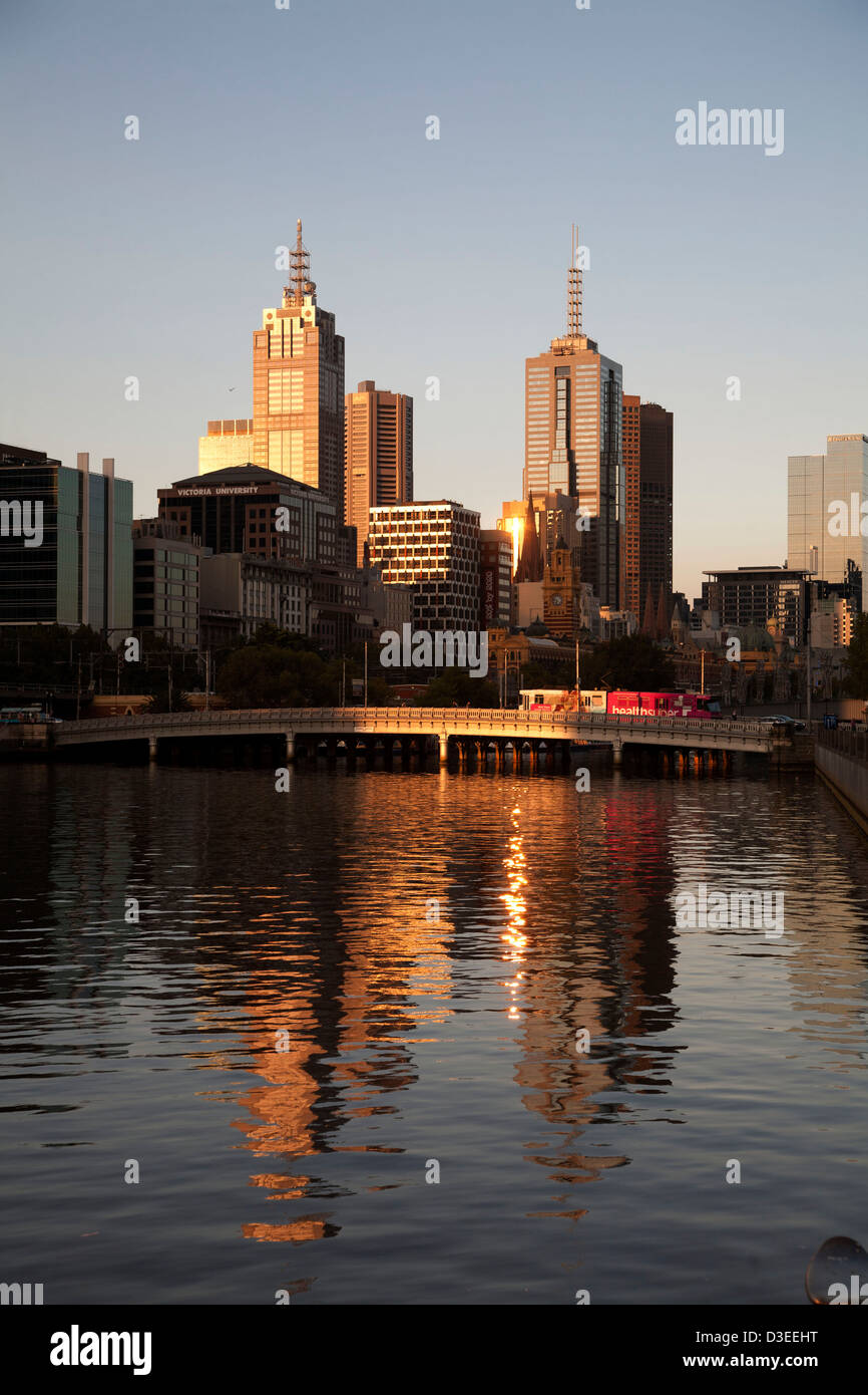 Sonnenuntergang über der Queens-Brücke auf dem Yarra River mit Melbourne CBD im Hintergrund Victoria Australien Stockfoto