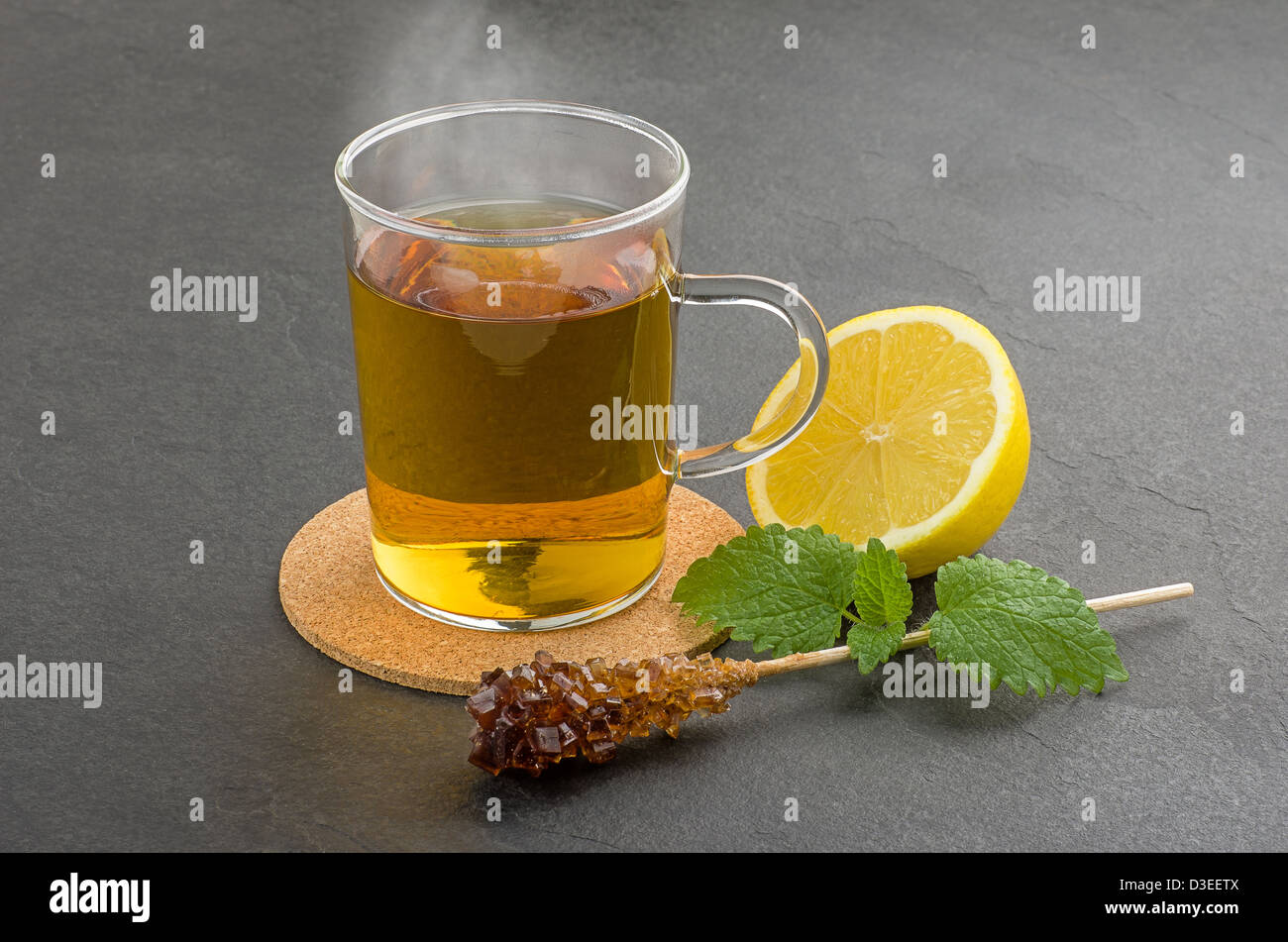 Dampfende Tasse Tee auf dem Schiefer Teller Stockfoto