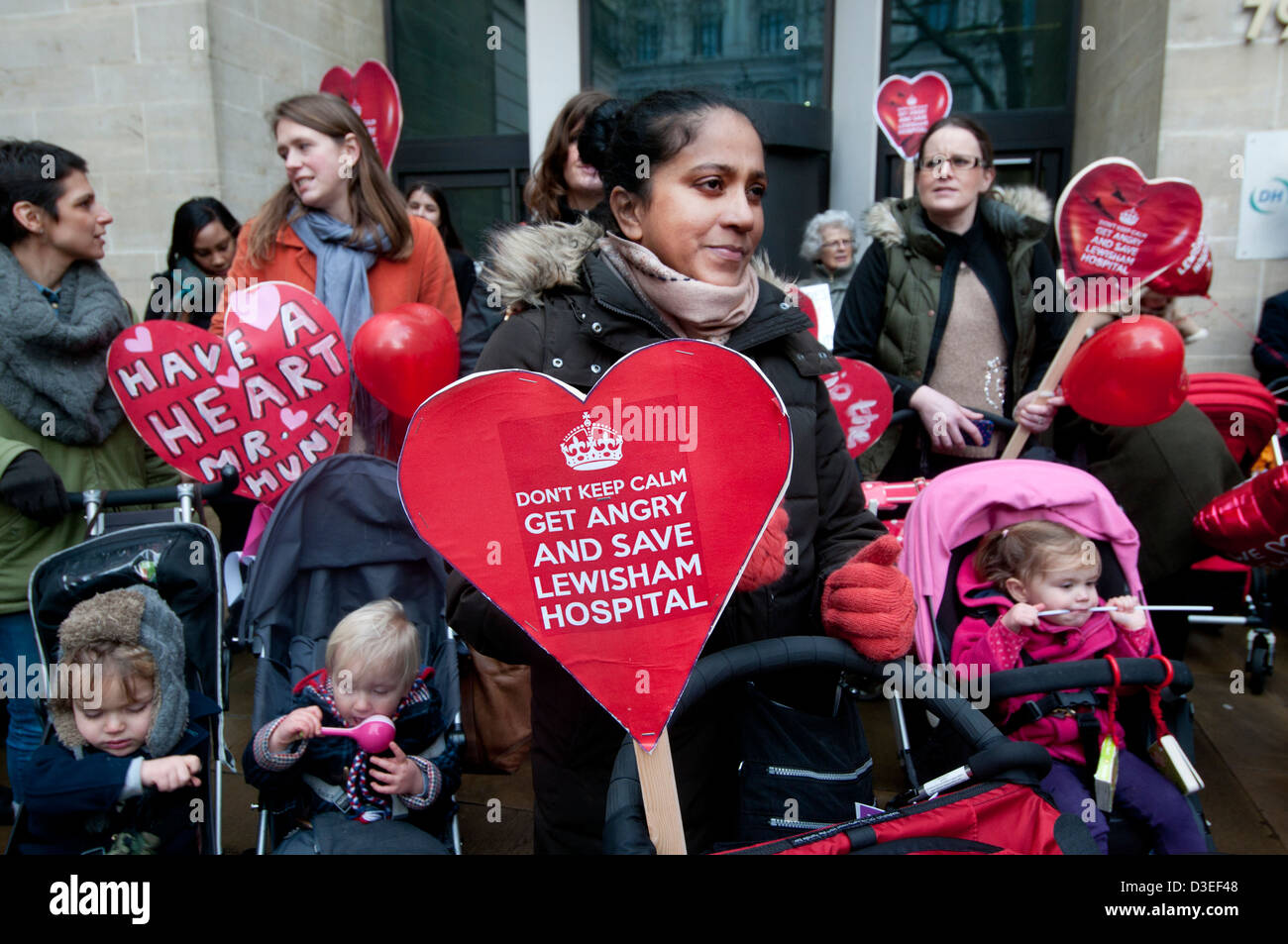 Protest vor dem Department of Health von Müttern und Kindern gegen die geplante Herabstufung der Lewisham Krankenhaus Stockfoto