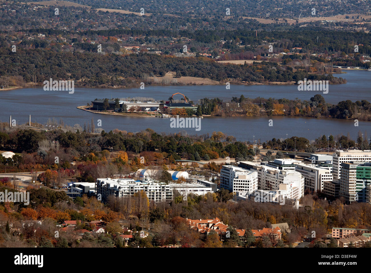 Erhöhten Luftaufnahme über dem Lake Burley Griffin Blick auf die national Museum of Australia auf Acton Punkt Canberra Australien Stockfoto