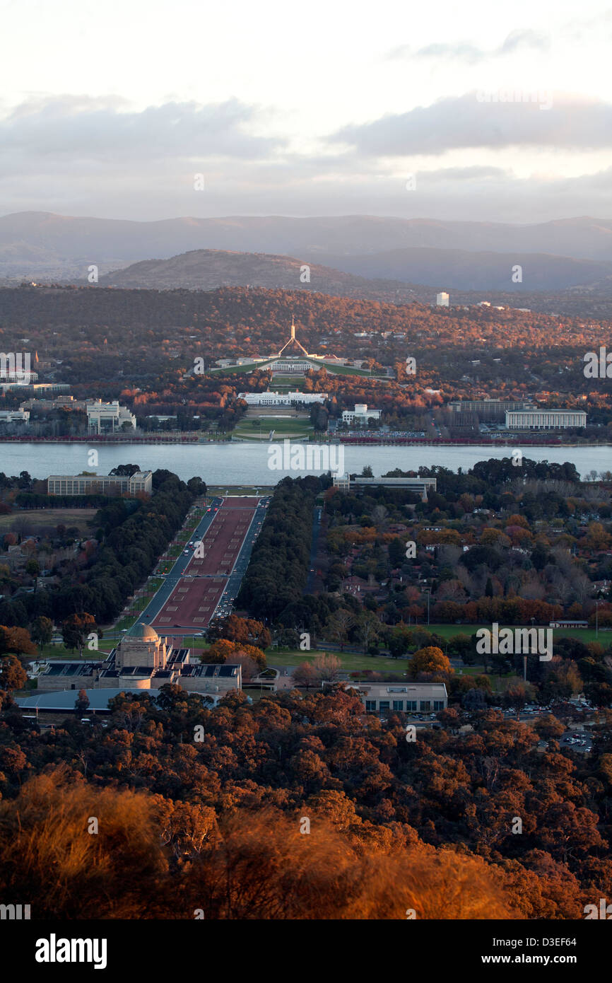 Luftaufnahme, Blick nach unten Anzac Parade über Lake Burley Griffin, die Häuser des Parlaments Canberra Australien Stockfoto