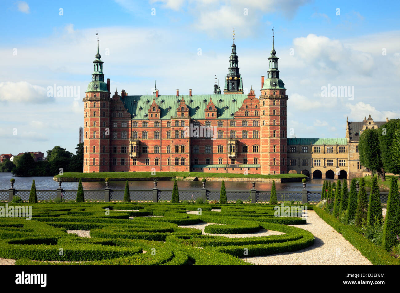 Das Schloss Frederiksborg im niederländischen Renaissance-Stil und der Garten im Stil des Barock in Hillerød, Nordsealand, Dänemark an einem sonnigen Sommermorgen. Sommertag. Stockfoto