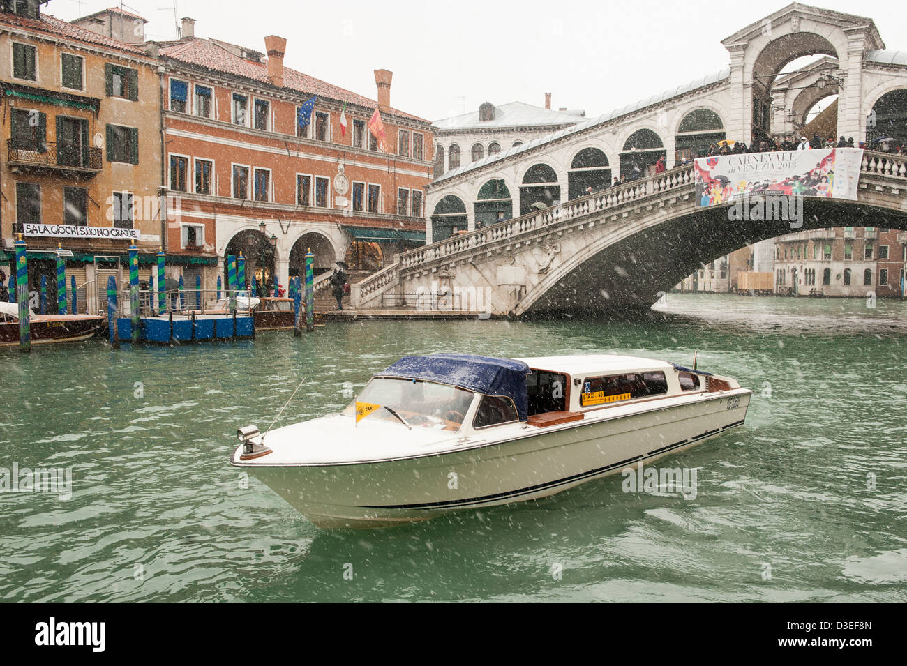 Ein Wasser-Taxi auf dem Canale Grande während eines schweren Schneefalls in Venedig, Italien. Stockfoto