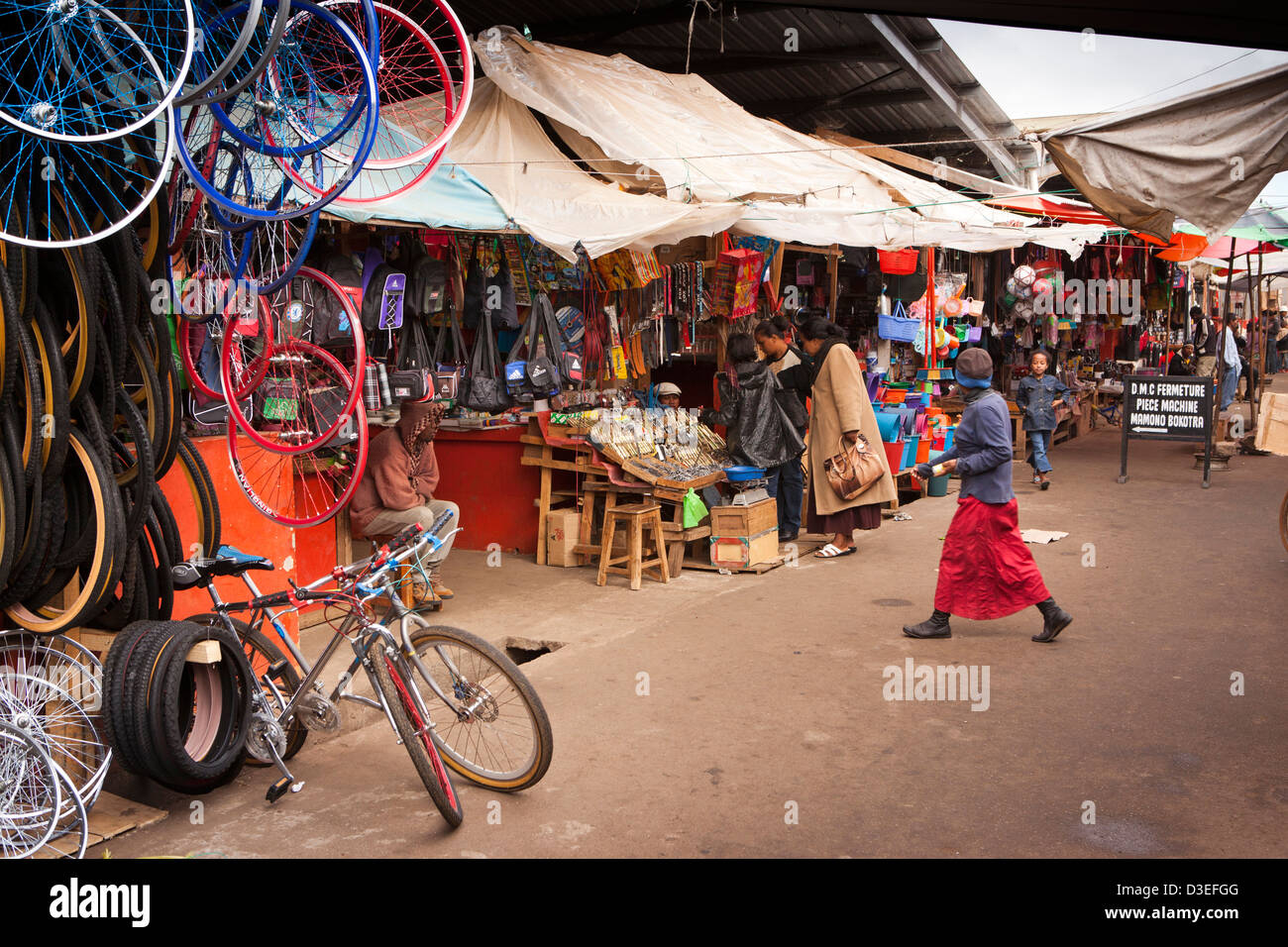 Madagaskar, Antsirabe, Marche Sabotsy Fahrrad Teile Ständen Stockfoto