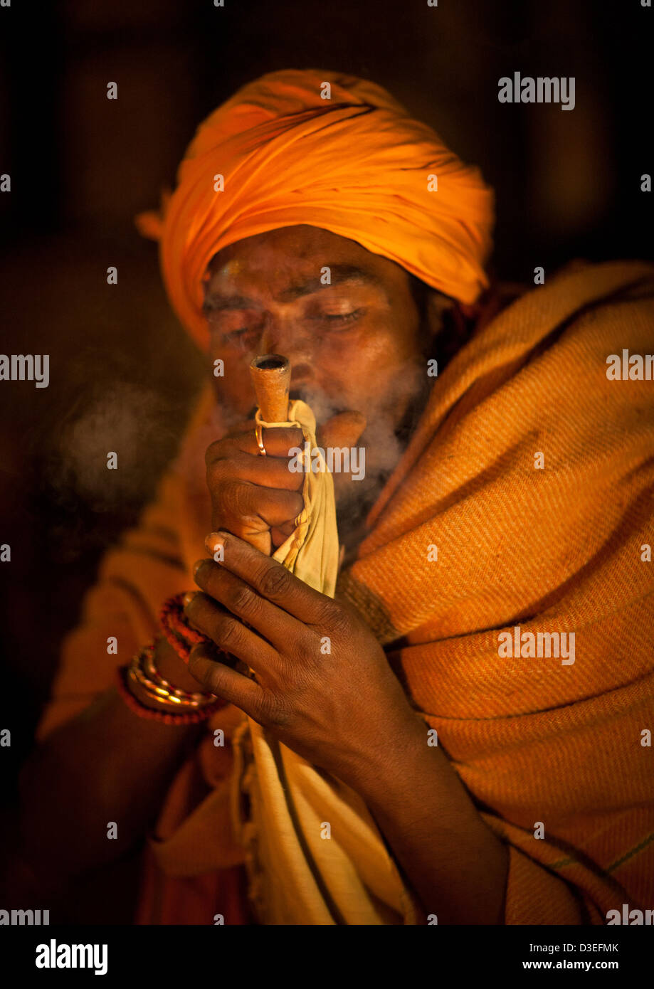 Eine Naga Sadhu Rauchen Topf, Maha Kumbh Mela, Allahabad, Indien Stockfoto