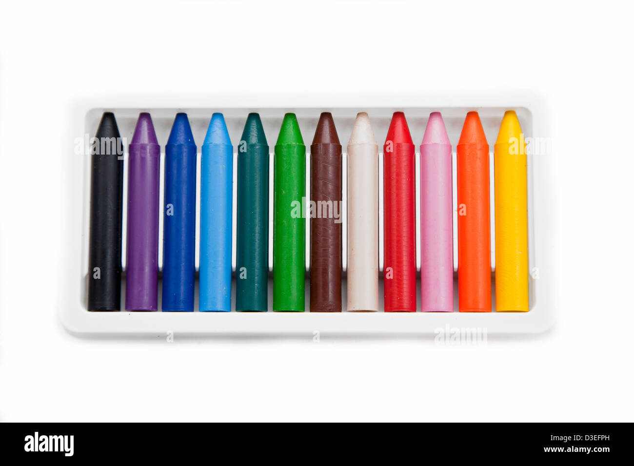 Bunte Stifte in einer Reihe in ihre Box mit einem weißen Hintergrund. Stockfoto