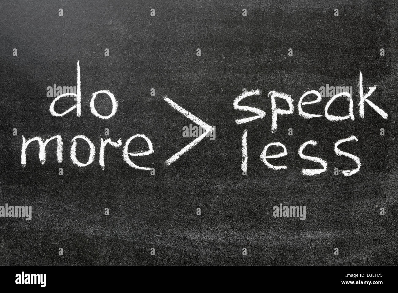 Interpretation der berühmten phrase "sprechen weniger mehr" handschriftlich auf Tafel Stockfoto