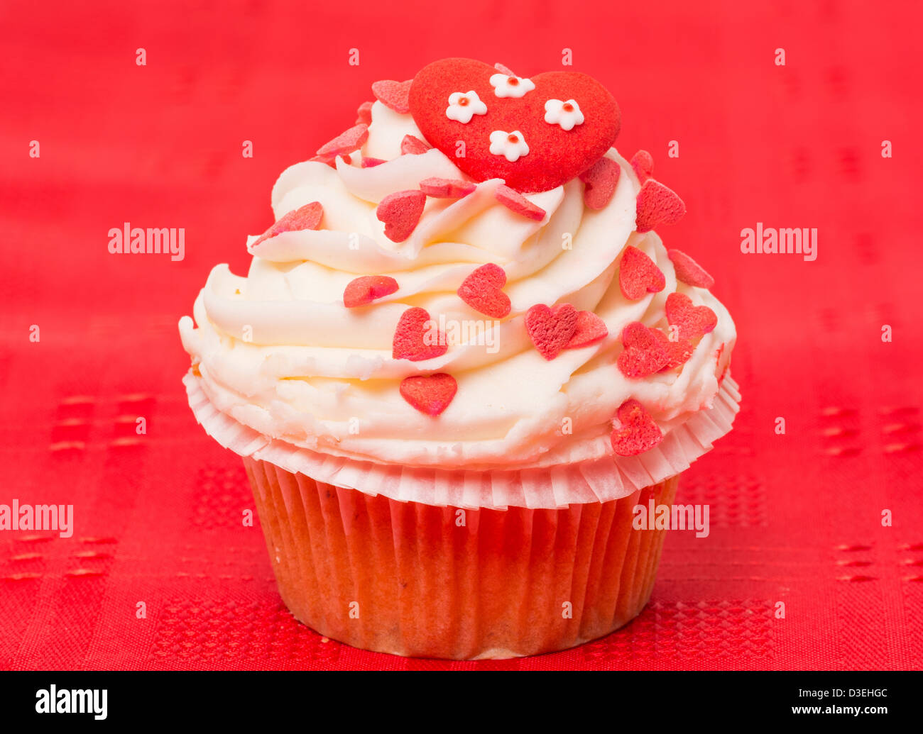 Tasse Kuchen verziert mit Liebe und Herz unter dem Motto Design - rotem Hintergrund Stockfoto