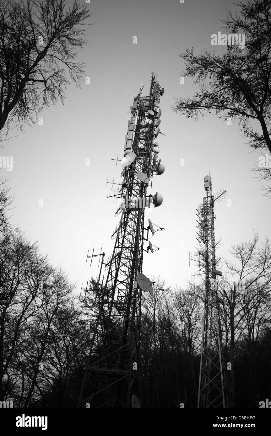 Satellitenschüsseln in einen hölzernen Turm Stockfoto