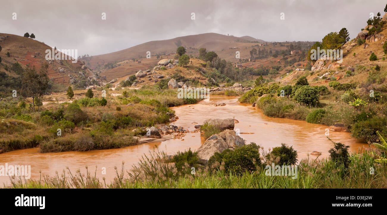 Madagaskar, Ambositra, silt beladenen Highland Fluss, Panorama Stockfoto