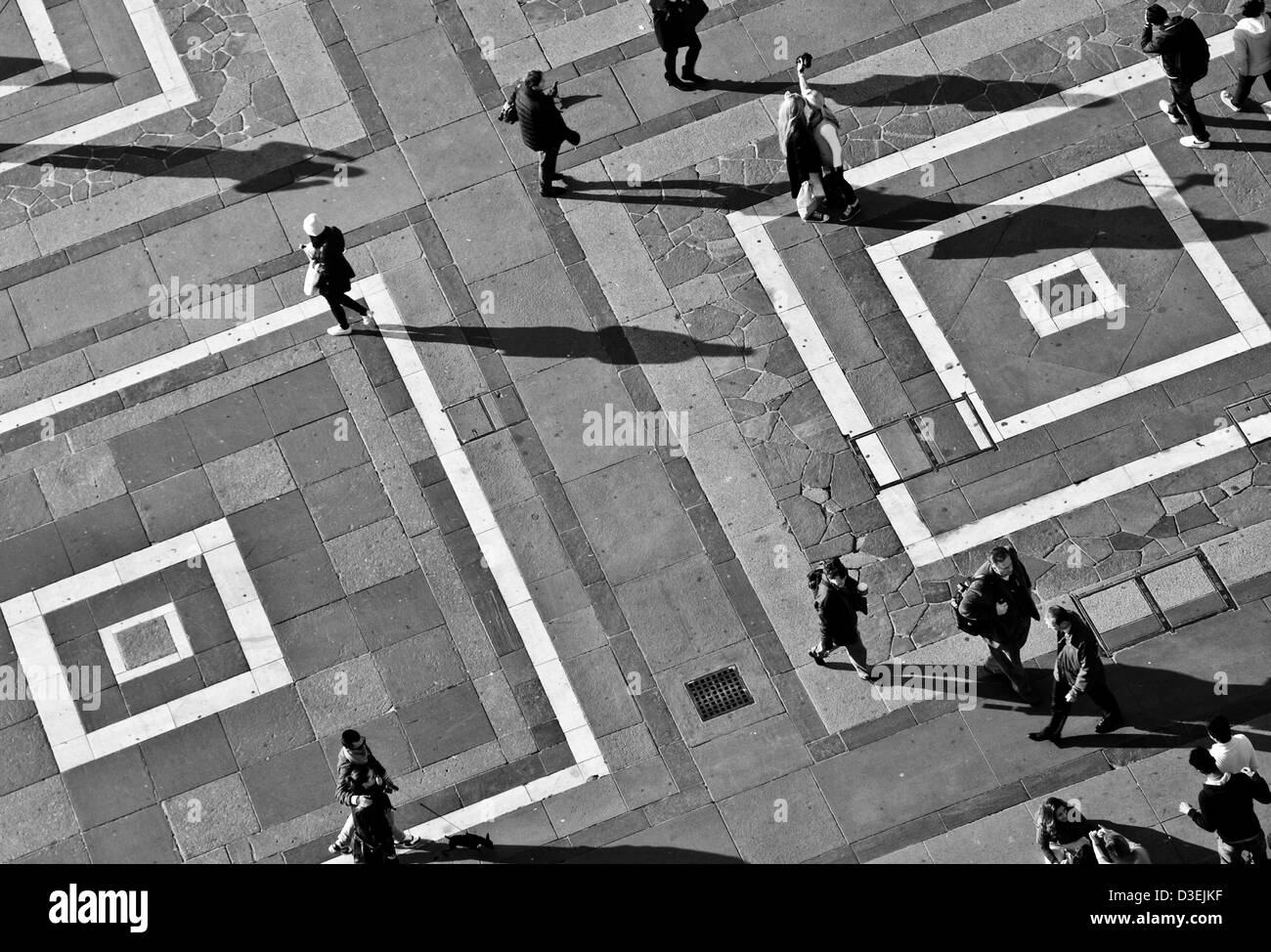 Schwarz / weiß Bild Menschen und Schatten Piazza Del Duomo Mailand Lombardei Italien Europa Stockfoto