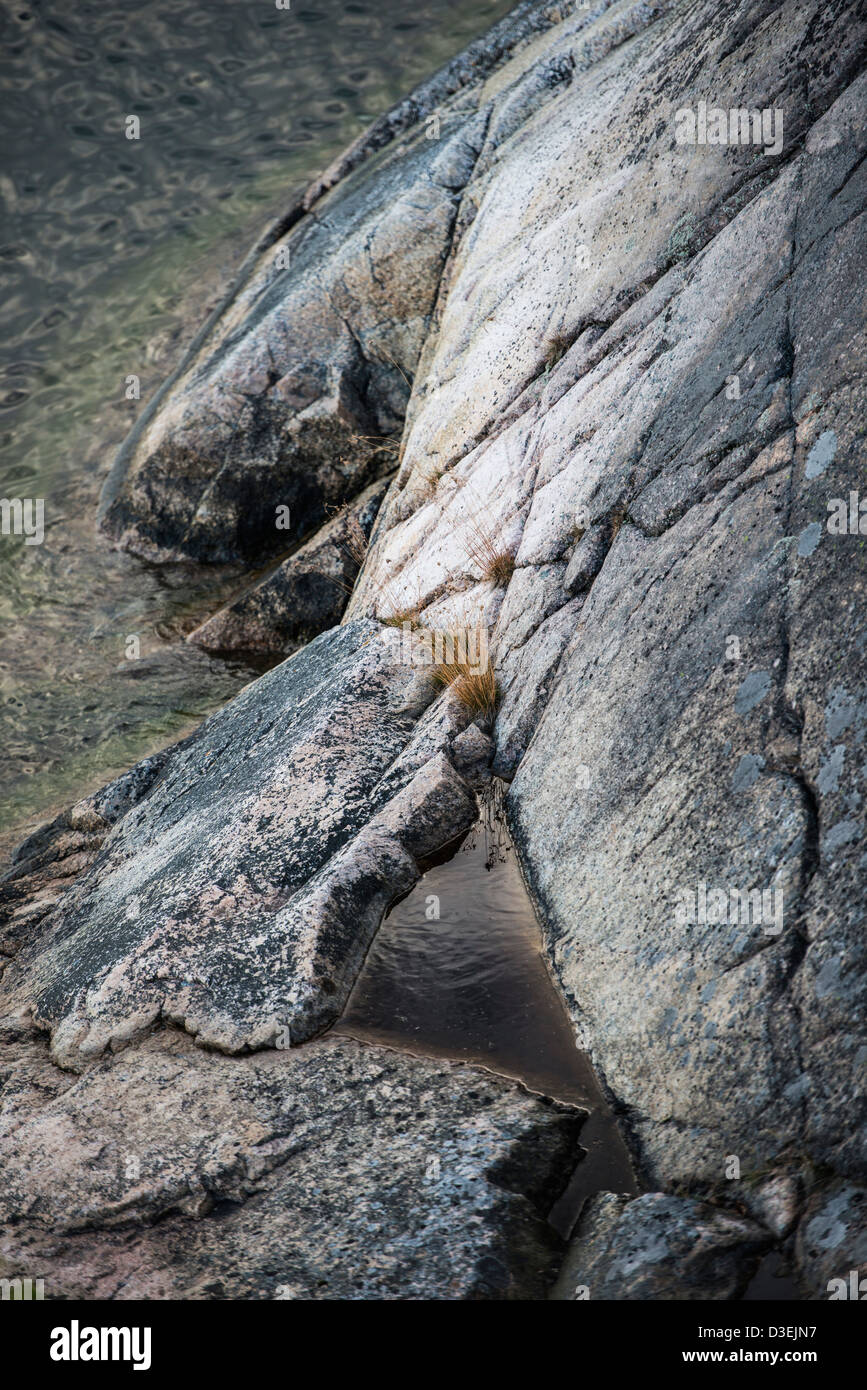 Erhöhte Ansicht des dunklen und bedrohlichen Felsen und Meer Stockfoto