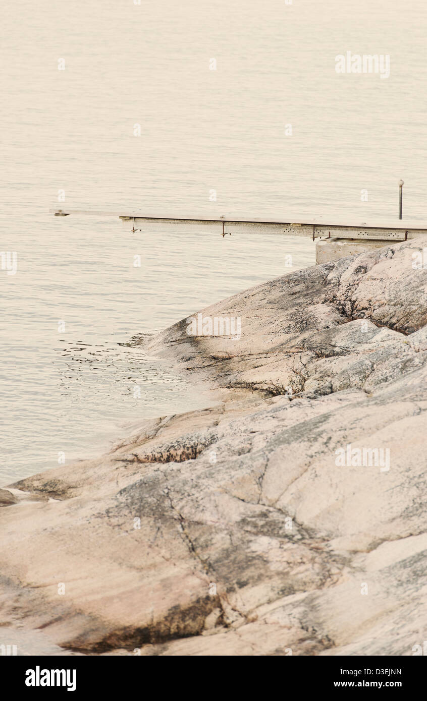 Hölzerne Trampolin auf Felsen am Meer in den Schären von Stockholm, Schweden Stockfoto