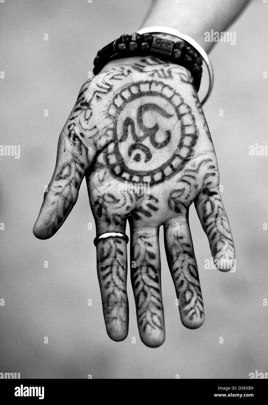 Hinduismus Symbol auf eine Hand, Maha Kumbh Mela, Allahabad, Indien Stockfoto
