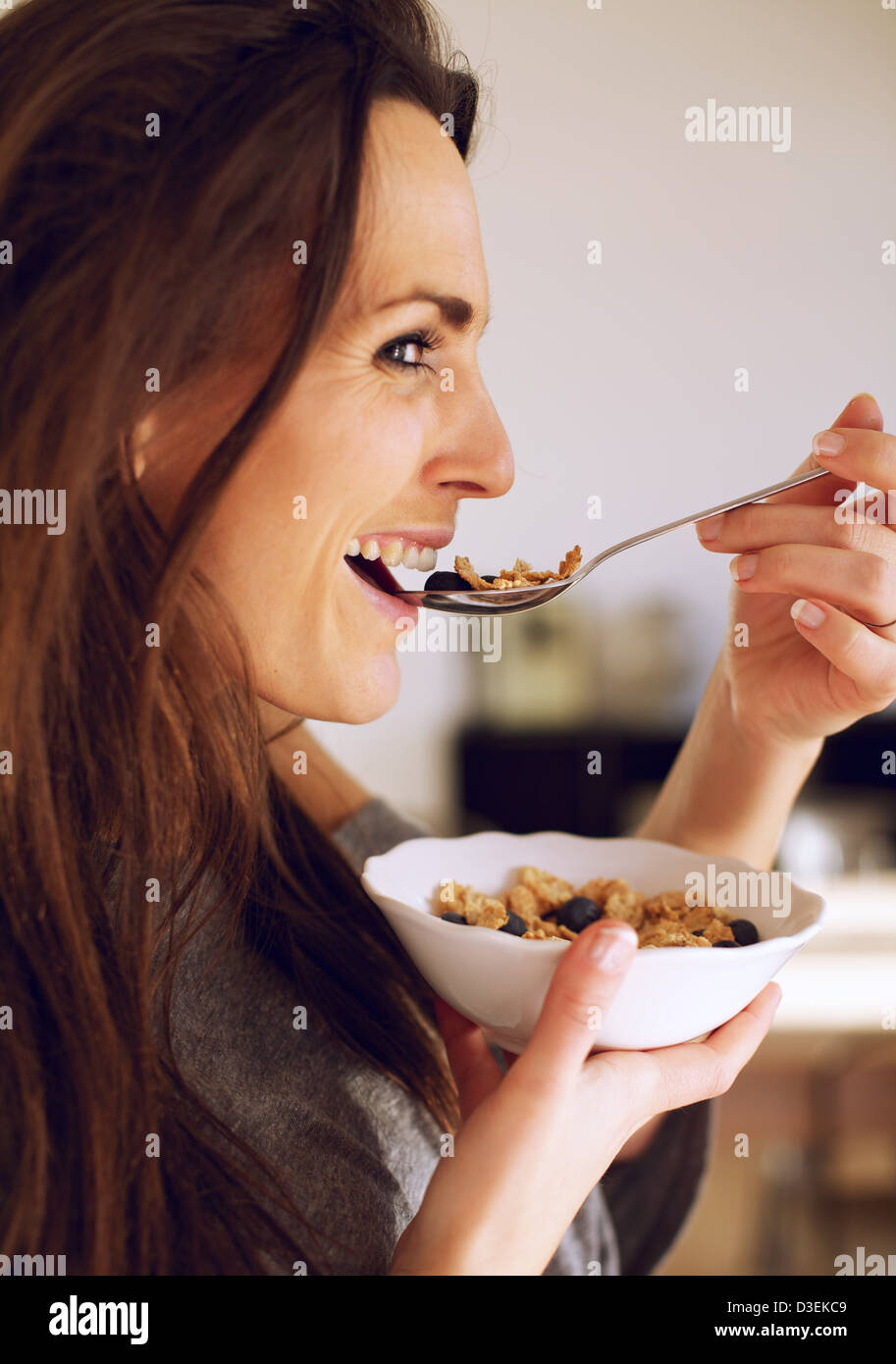 Nahaufnahme von einer attraktiven Frau ein gesundes Frühstück Essen Stockfoto