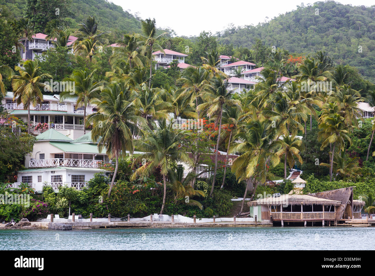 Luxus-Villen säumen die Hügel rund um Marigot Bay, St. Lucia. Stockfoto