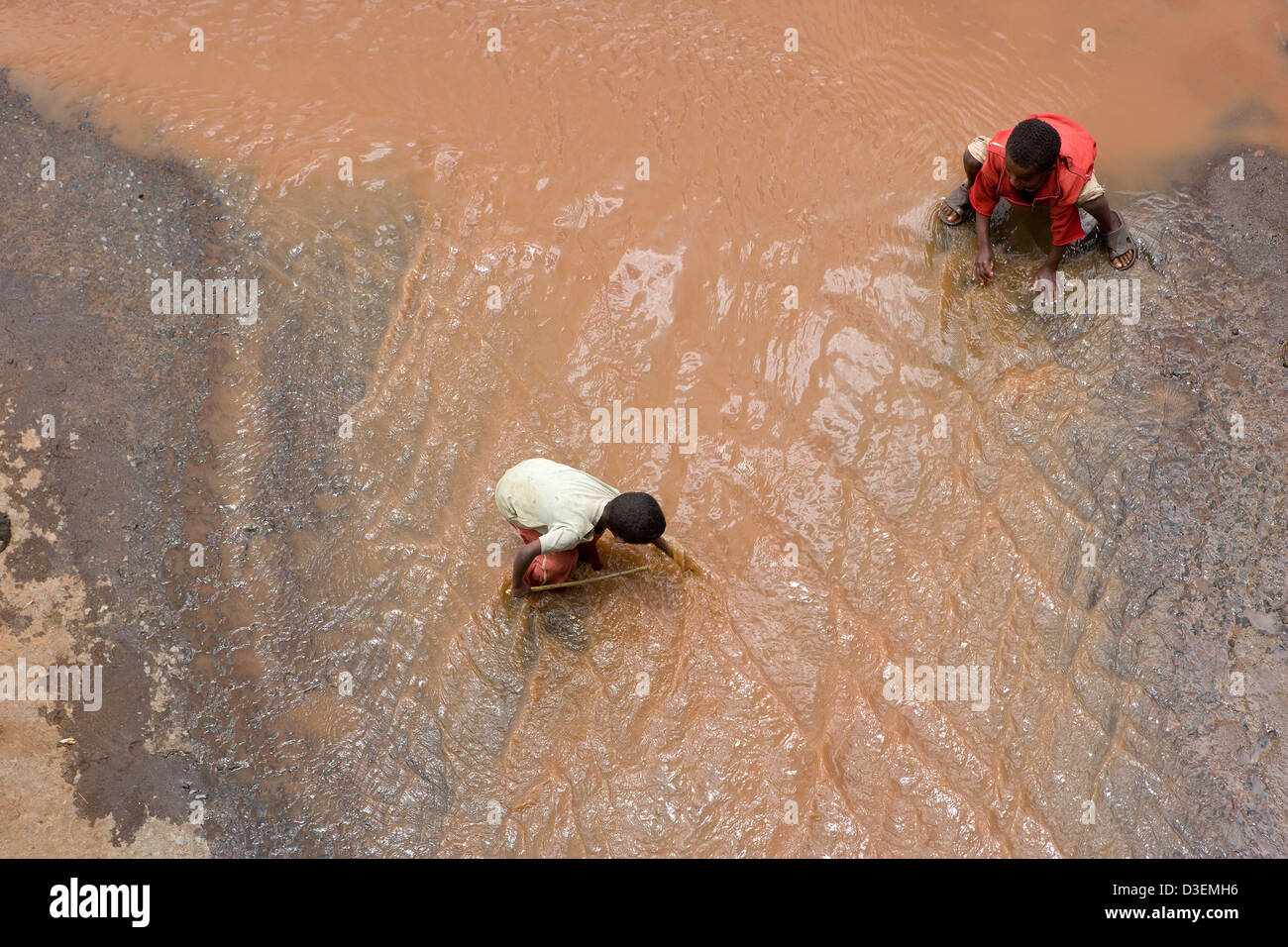 BEDESSA, WOLAYITA ZONE, SÜDÄTHIOPIEN, 21. August 2008: Kinder spielen in den Fluss, der durch die Bedessa Stadt. Stockfoto