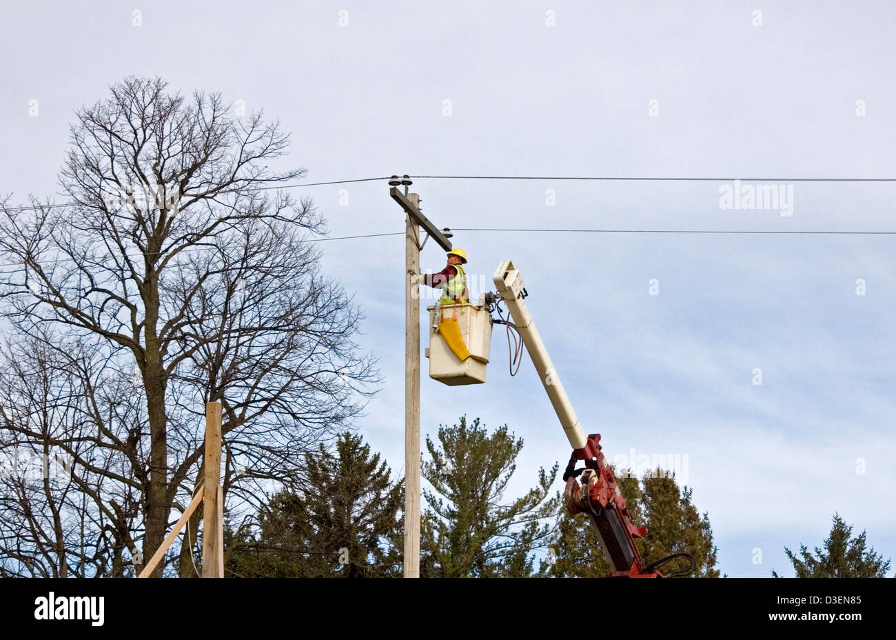 Arbeiten an elektrischen Stromleitung Lineman Stockfoto