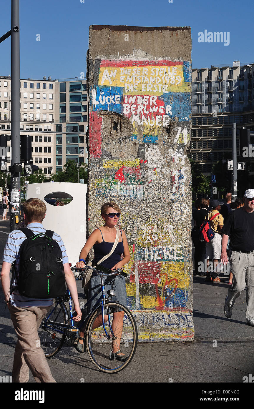 Deutschland, Berlin. Teile der Berliner Mauer sind Bestandteil der "Architektur des Potsdamer Platzes Stockfoto