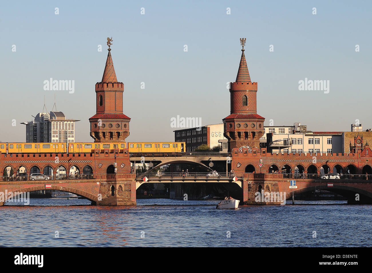 Deutschland, Berlin. Oberbaumbrücke, einst ein Ort des Austauschs der Spione, die heutzutage einen großen städtischen Verkehrsknotenpunkt Stockfoto