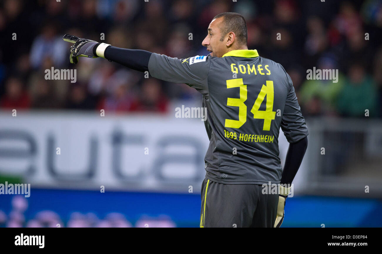 Hoffenheim Torhüter Heurelho Gomes Gesten zu seinem Teamkollegen auf dem Platz während der Fußball-Bundesliga-match zwischen 1899 Hoffenheim und VfB Stuttgart in Sinsheim, Deutschland, 17. Februar 2013. Foto: Uwe Anspach Stockfoto