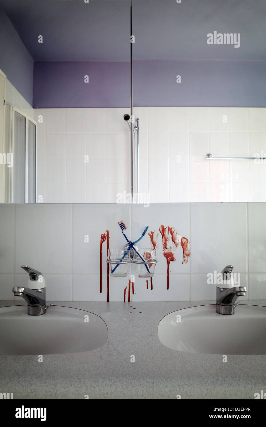 zwei Zahnbürsten im Badezimmer mit Blut spritzt Stockfoto