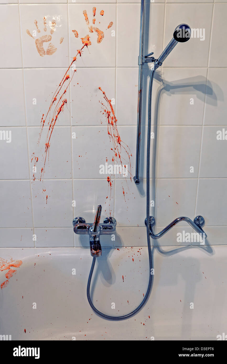 zwei Handabdrücke mit Blut in der Dusche Stockfoto